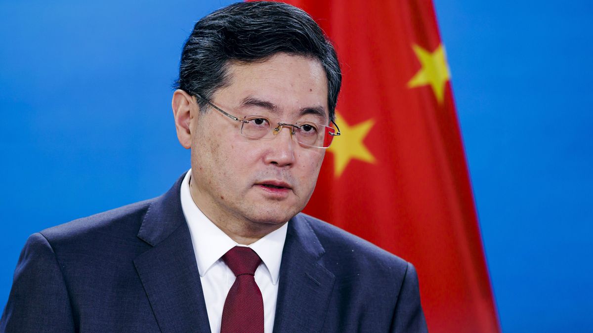 Čínský ministr zmizel z dohledu veřejnosti. Kolují dohady o milence a dítěti